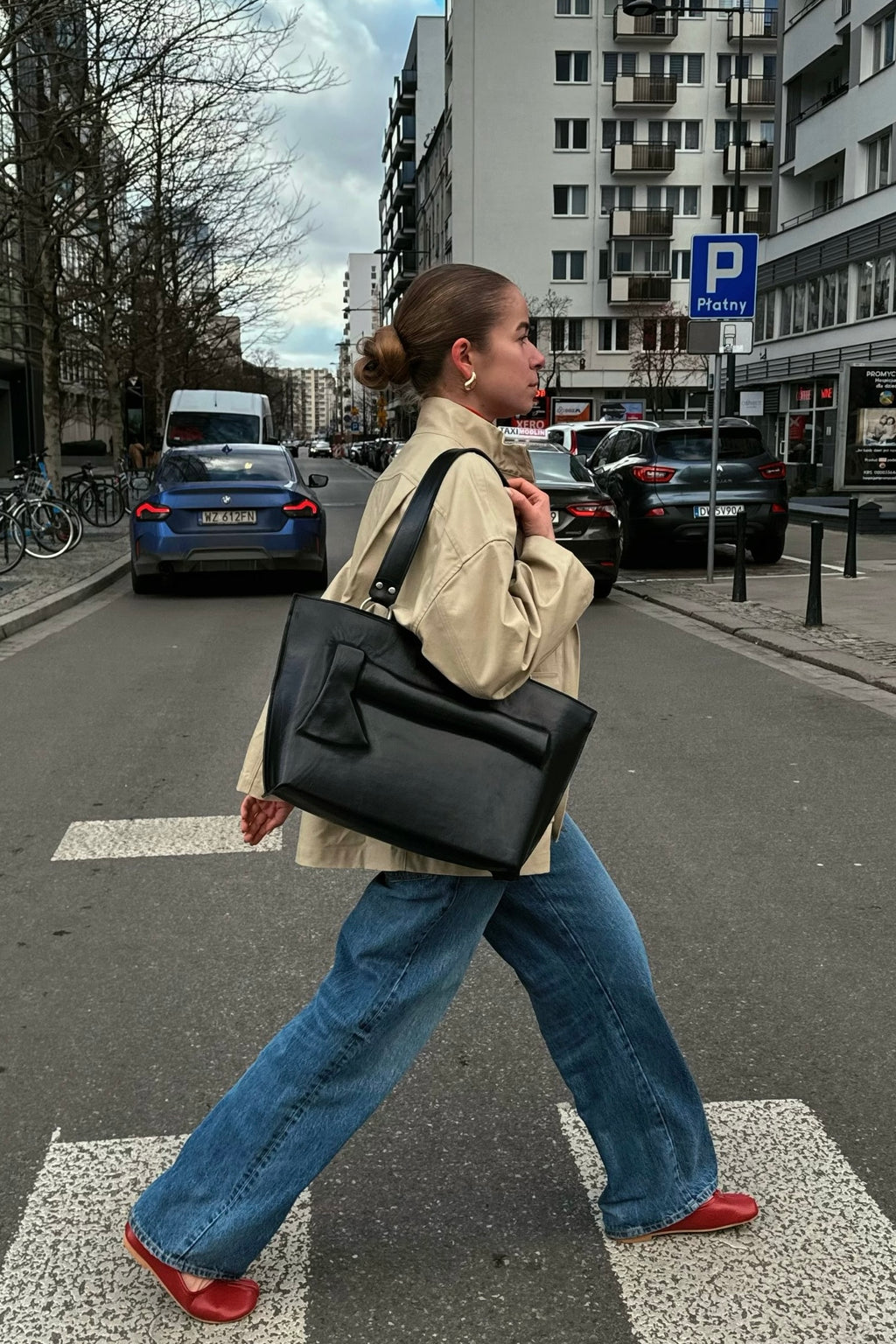 Black hatchet bag image 3